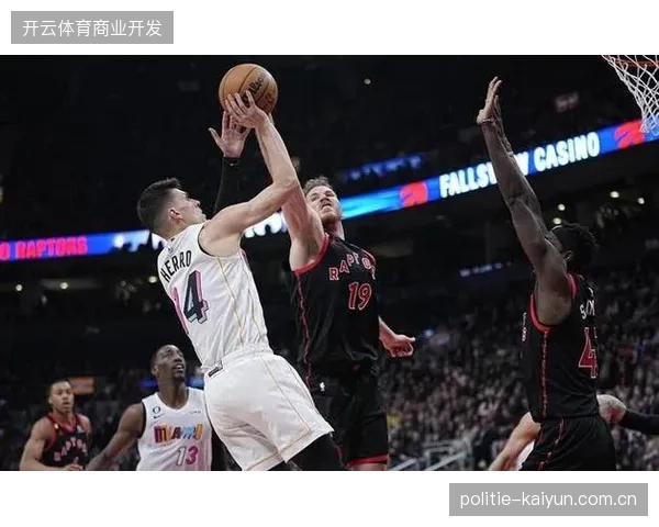 福克斯挡拆决策遭尼克斯预判，阿努诺比的锋线挤压使其出球困难